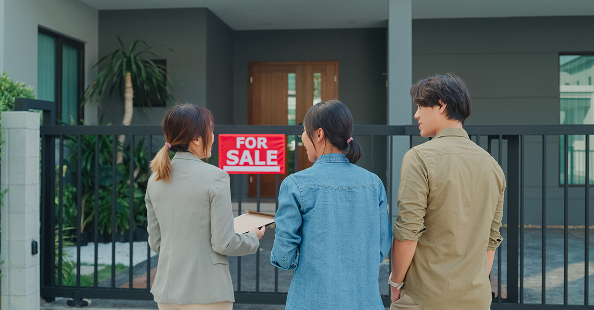 A agent shows a young couple a home